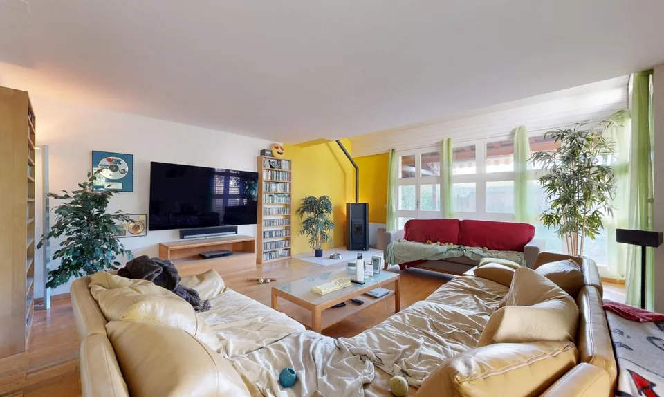 Sonniges 5.5-Zimmer-Doppeleinfamilienhaus im Grünen – Foto 2 von 11