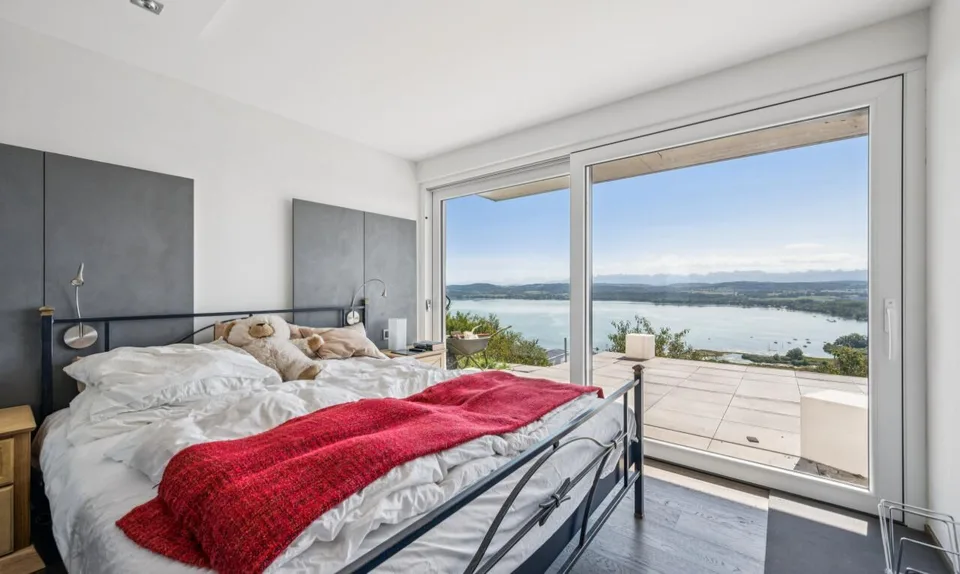 Exclusive: Architect's villa with a view of Lake Morat – photo 10 of 11