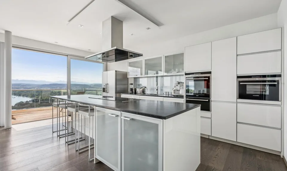 Exclusive: Architect's villa with a view of Lake Morat – photo 8 of 11