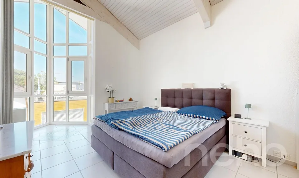 Lichtdurchflutete 4.5 Zimmer Dachwohnung mit Blick ins Grüne – Foto 8 von 11