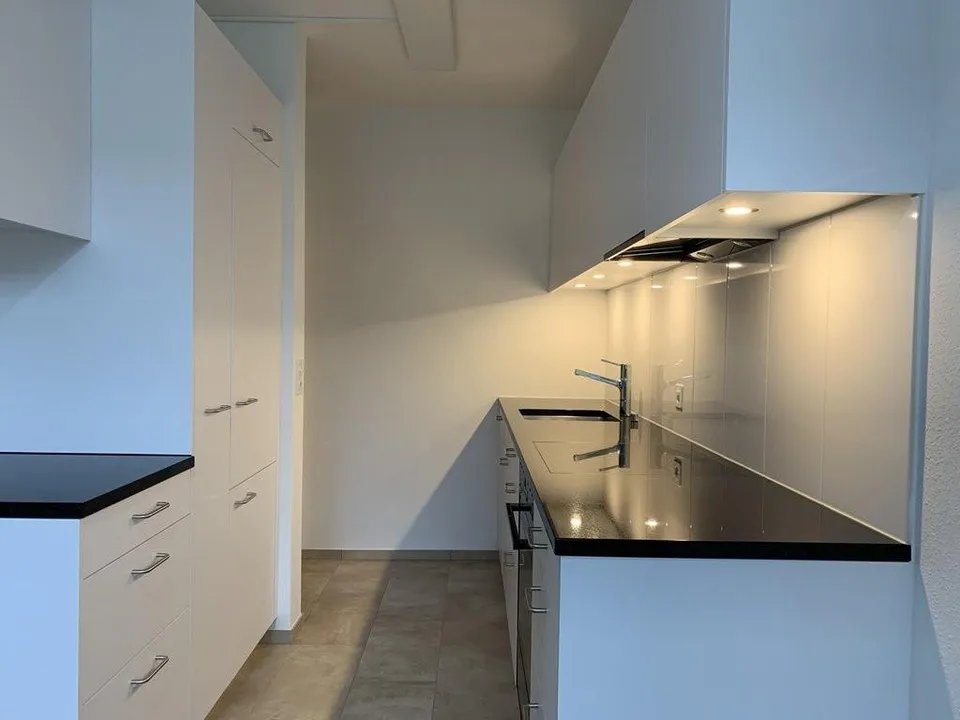 Sanierte 3.5-Zimmerwohnung mit Aussicht über Pratteln – Foto 2 von 5