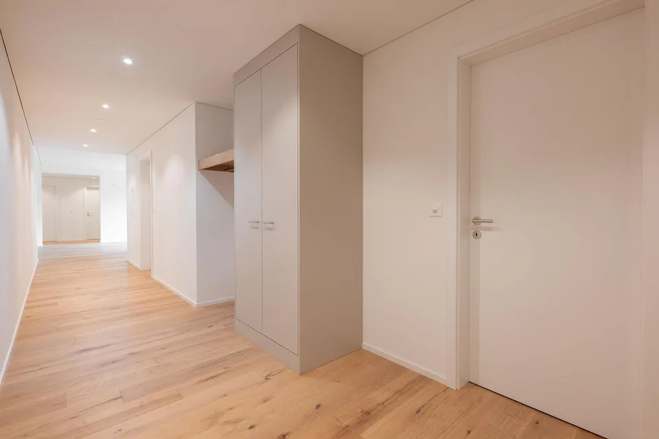 Helle 5.5 Zimmer Neubau Wohnung mit grossem Sitzplatz - Erstbezug – Foto 5 von 12