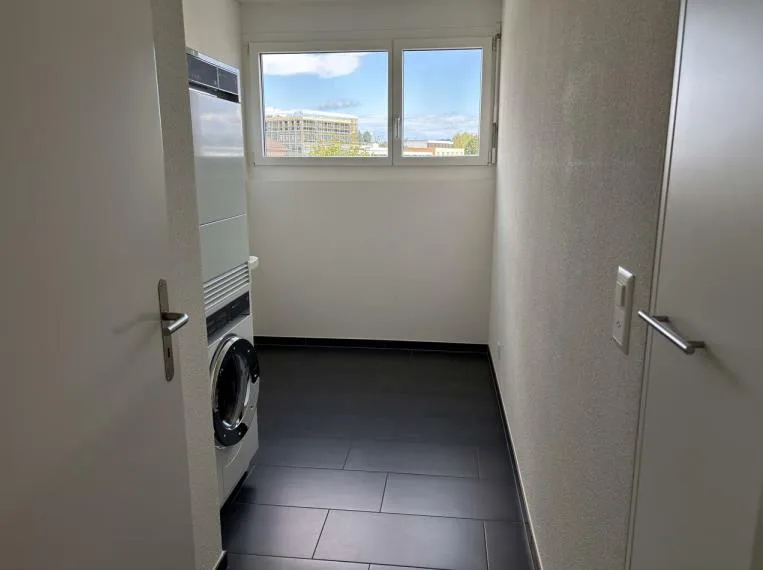 Moderne 4.5-Zimmer-Wohnung mit beheiztem Balkon/Wintergarten – Foto 12 von 13