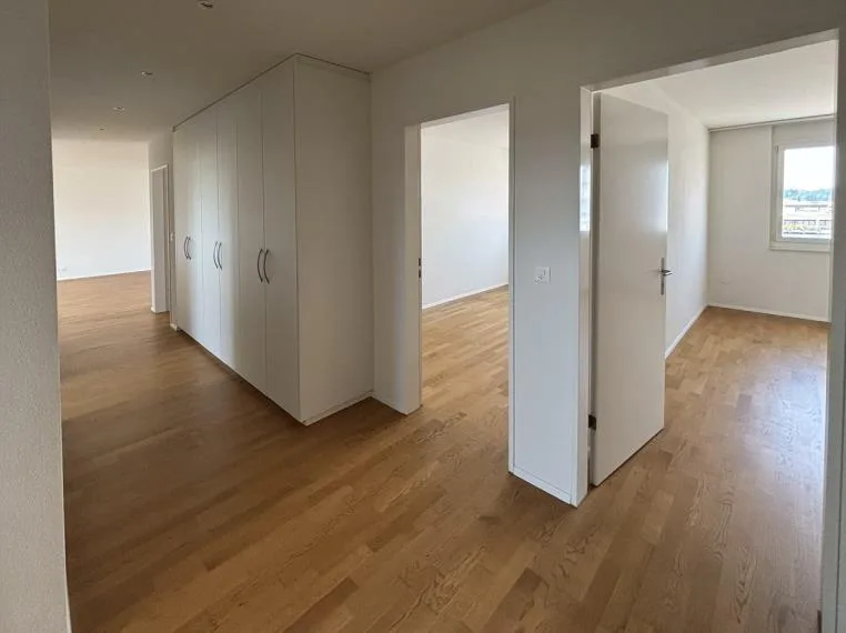 Moderne 4.5-Zimmer-Wohnung mit beheiztem Balkon/Wintergarten – Foto 8 von 13