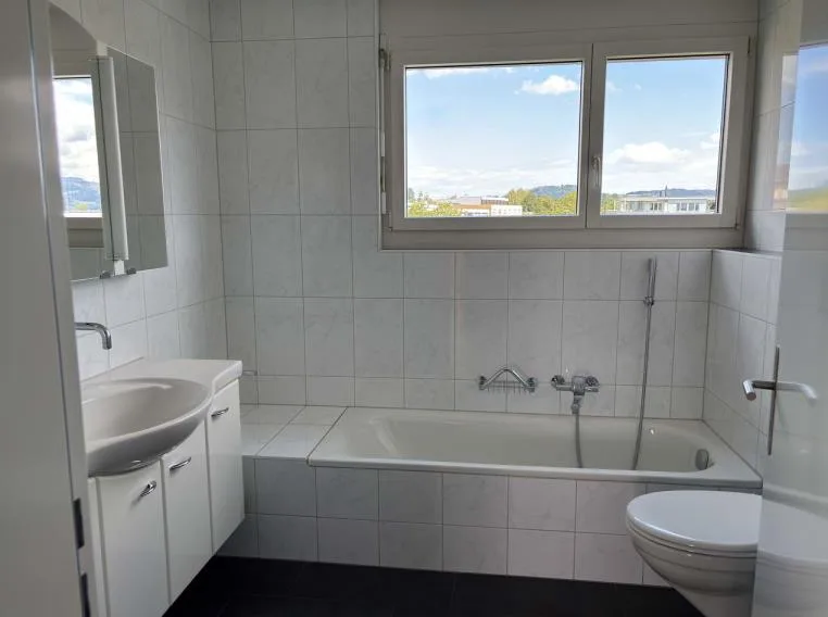 Moderne 4.5-Zimmer-Wohnung mit beheiztem Balkon/Wintergarten – Foto 10 von 13