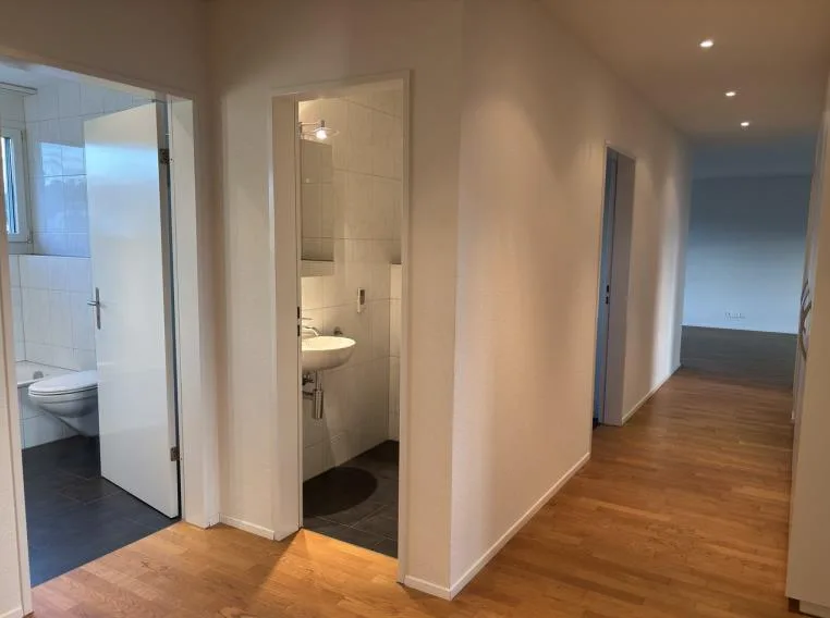 Moderne 4.5-Zimmer-Wohnung mit beheiztem Balkon/Wintergarten – Foto 9 von 13