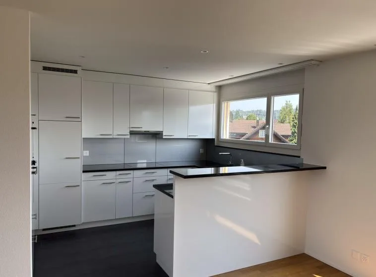 Moderne 4.5-Zimmer-Wohnung mit beheiztem Balkon/Wintergarten – Foto 3 von 13
