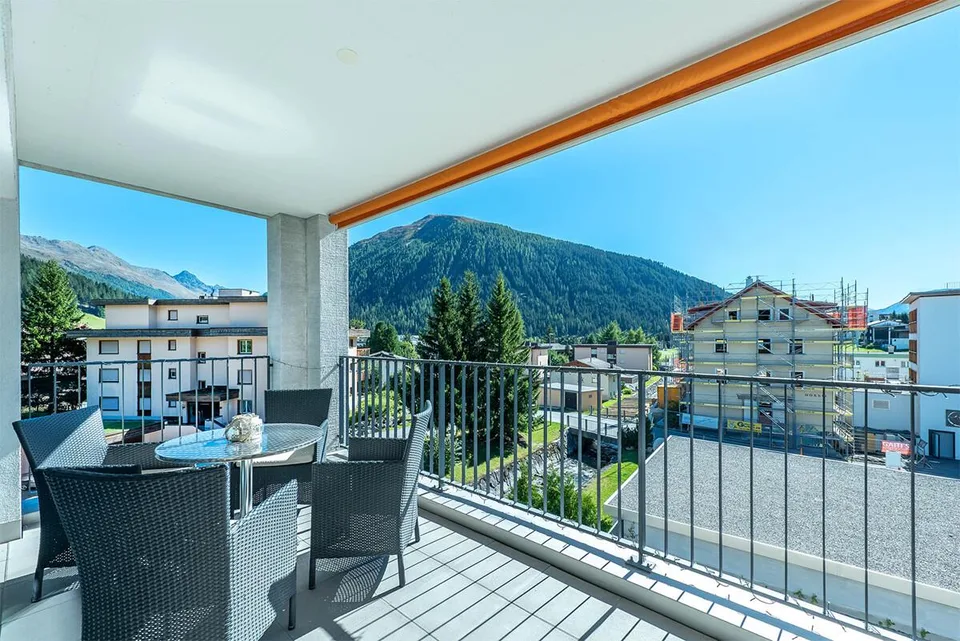 Davos: sonnige Attikawohnung mit eindrucksvoller Bergsicht – Foto 3 von 5