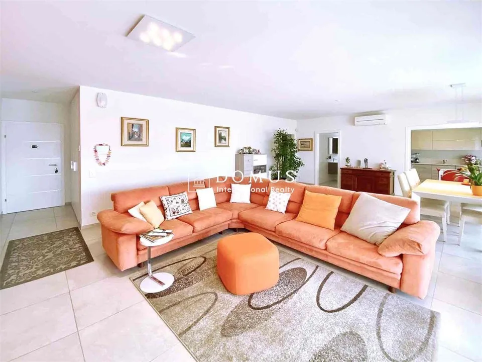 Signorile e ampio appartamento con generosa terrazza – Foto 3 von 13