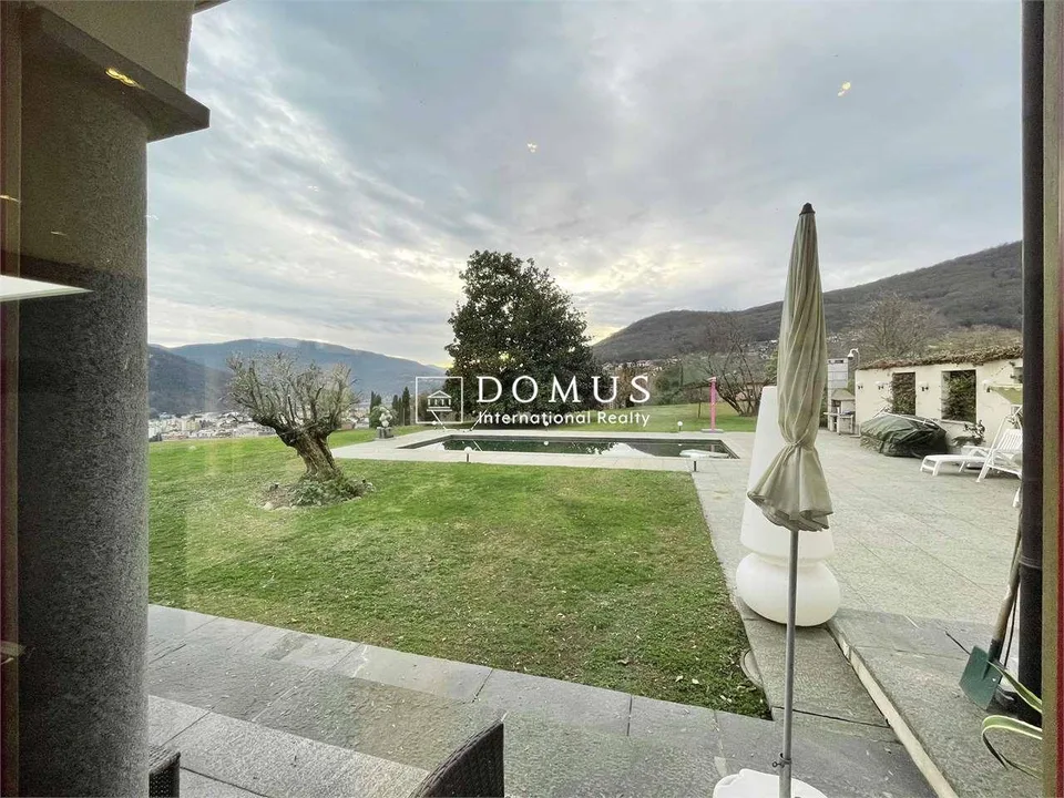 Villa dominante vista lago, nel verde – photo 6 sur 13