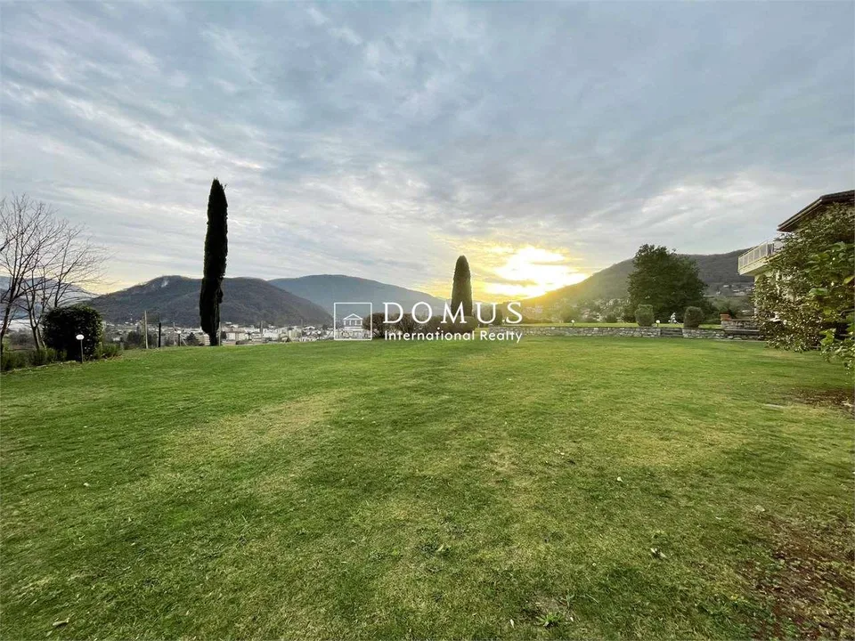 Villa dominante vista lago, nel verde – photo 3 sur 13