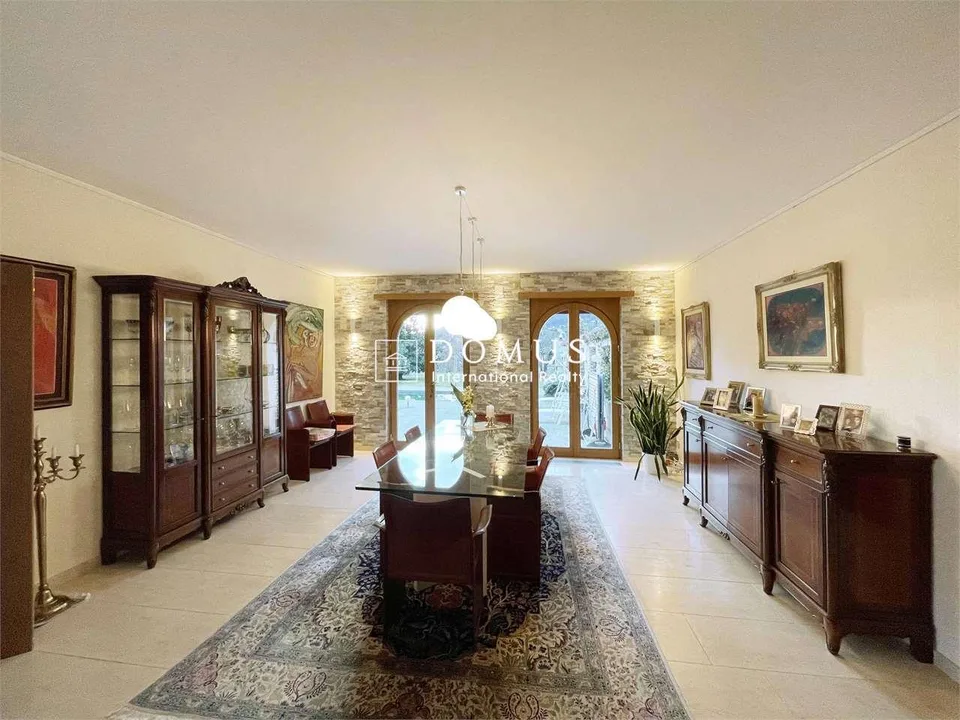 Villa dominante vista lago, nel verde – photo 9 sur 13