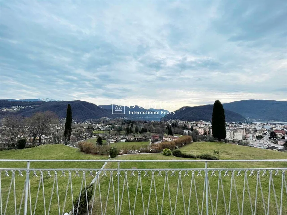 Villa dominante vista lago, nel verde – photo 12 sur 13