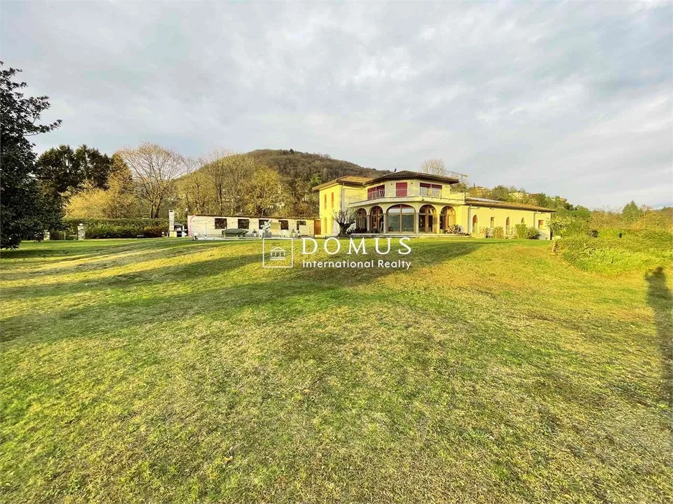Villa dominante vista lago, nel verde – photo 2 sur 13