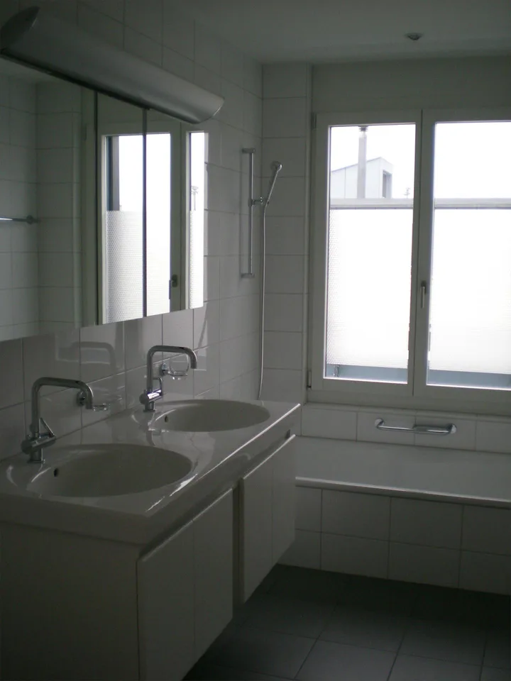 Schöne, helle 5.5-Zimmer-Attikawohnung an zentraler Lage – photo 5 sur 8
