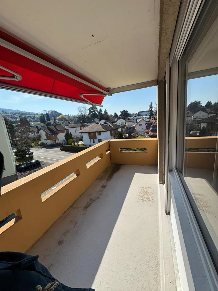 schöne und ruhiggelegene 3.5 Zimmer-Wohnung mit Aussicht – Foto 7 von 10