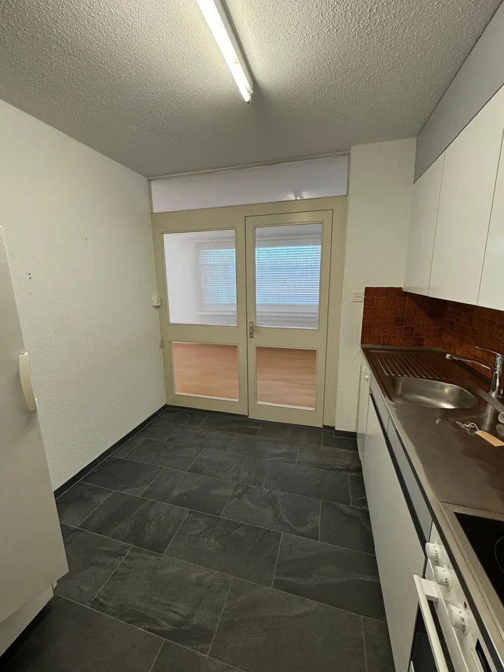 schöne und ruhiggelegene 3.5 Zimmer-Wohnung mit Aussicht – Foto 3 von 10