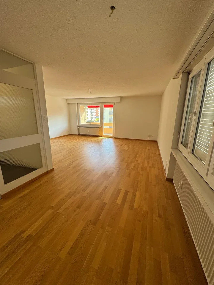 schöne und ruhiggelegene 3.5 Zimmer-Wohnung mit Aussicht – Foto 5 von 10