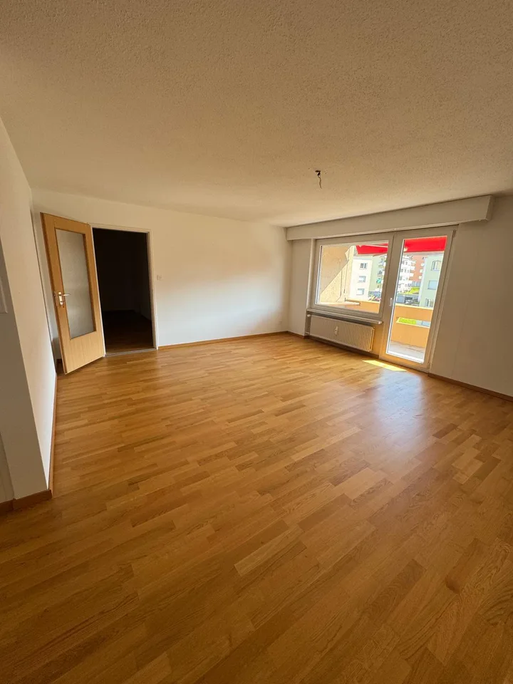 schöne und ruhiggelegene 3.5 Zimmer-Wohnung mit Aussicht – Foto 6 von 10