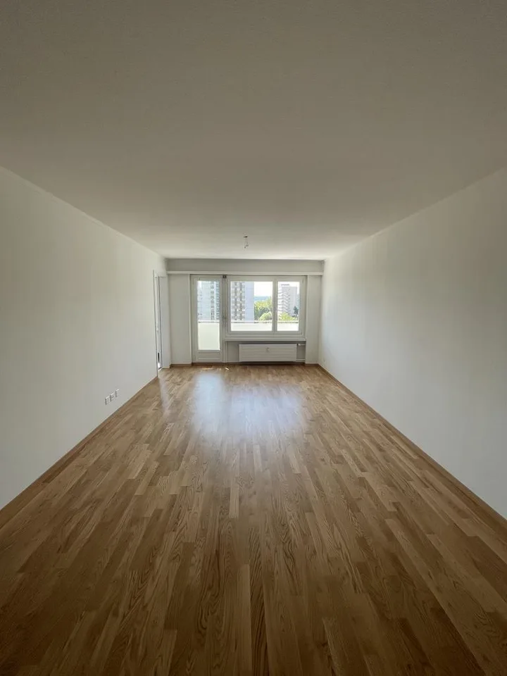Gemütliche 4.5 Zimmer Wohnung im 10. OG in Spreitenbach – foto 3 di 7