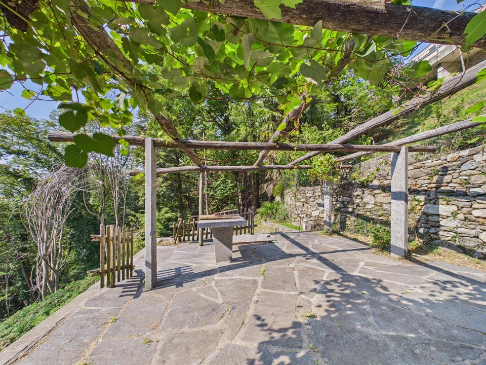 Prächtige Aussicht auf das Morobbia-Tal, Garten mit Pergola & Sanierungspotenzial! – Foto 6 von 12