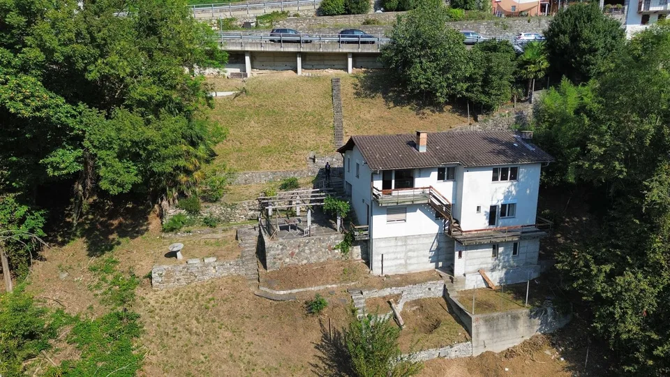 Prächtige Aussicht auf das Morobbia-Tal, Garten mit Pergola & Sanierungspotenzial! – Foto 10 von 12