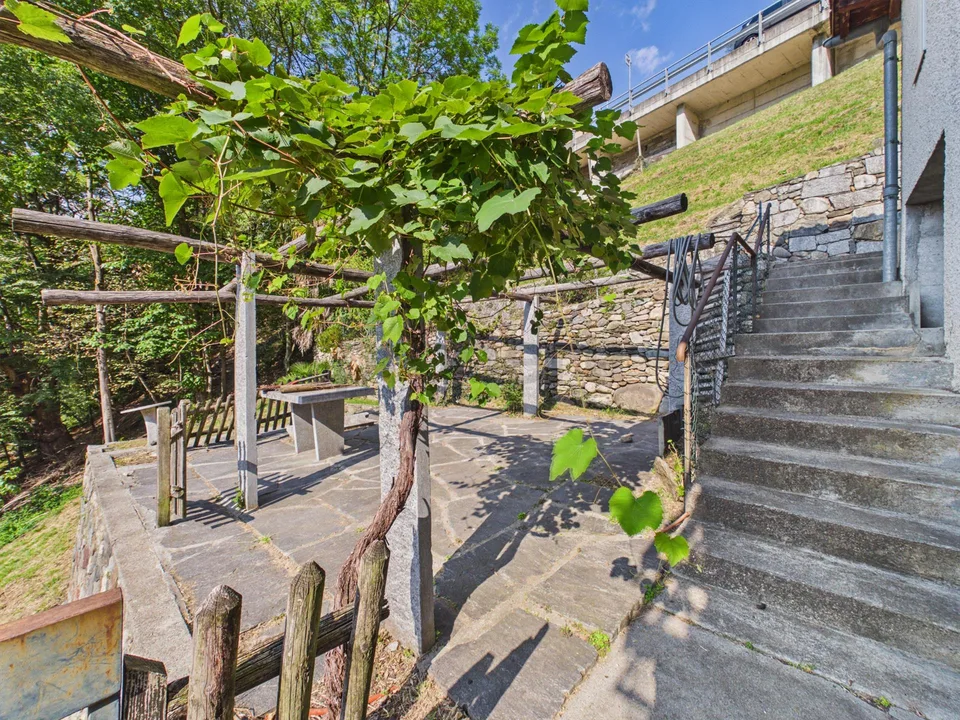 Prächtige Aussicht auf das Morobbia-Tal, Garten mit Pergola & Sanierungspotenzial! – Foto 7 von 12