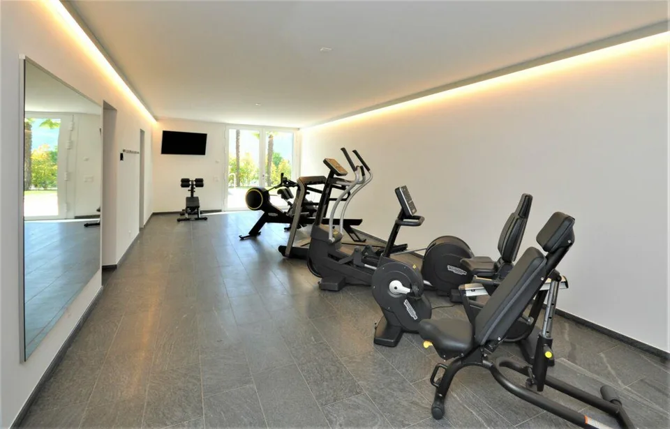 Generoso 3.5 locali con vista lago, 2 ampie terrazze e piscina esterna – Foto 17 von 21