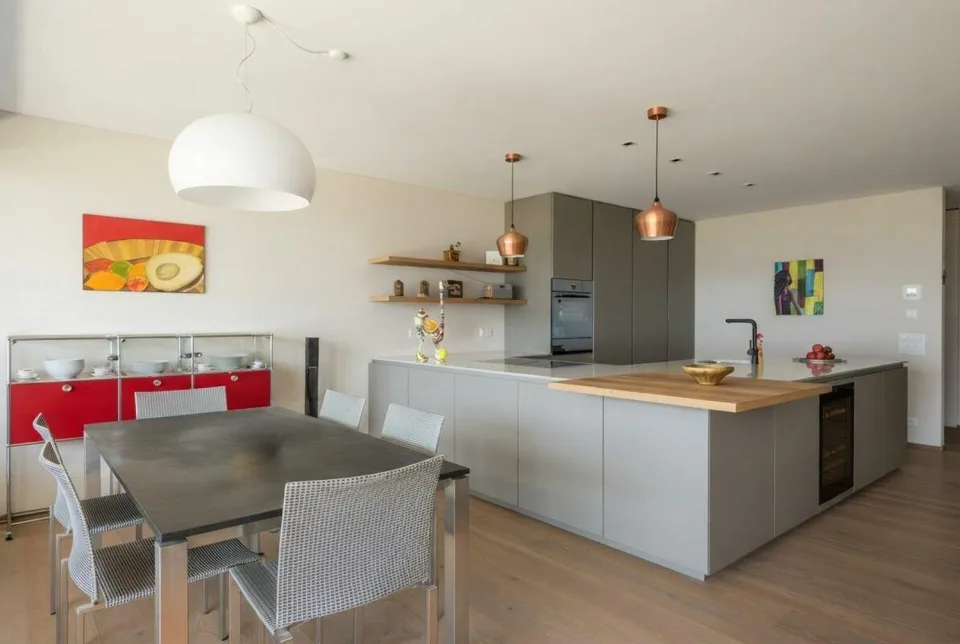 Generoso 3.5 locali con vista lago, 2 ampie terrazze e piscina esterna – Foto 5 von 21