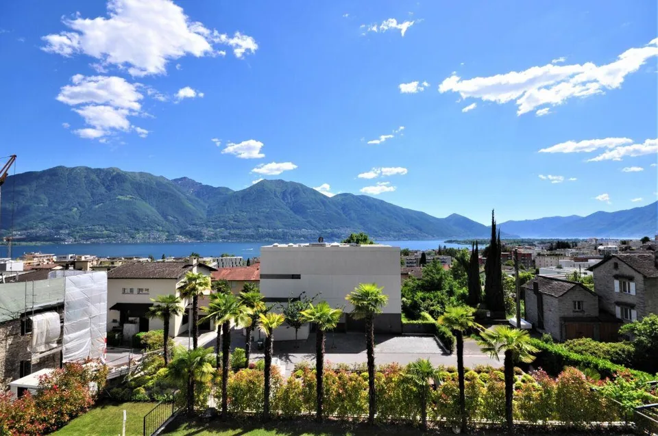 Generoso 3.5 locali con vista lago, 2 ampie terrazze e piscina esterna – Foto 2 von 21
