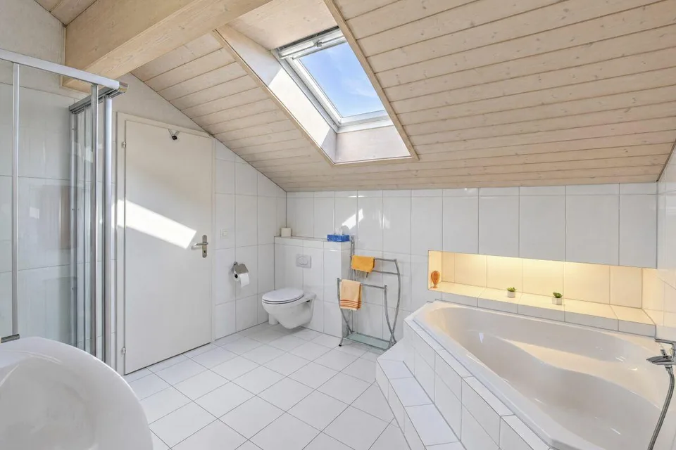 Appartement de maisonnette de 7,5 pièces avec 218 m² et galerie à Bösingen – photo 12 sur 16