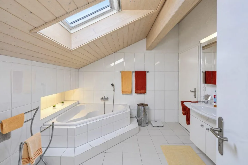 Appartement de maisonnette de 7,5 pièces avec 218 m² et galerie à Bösingen – photo 13 sur 16