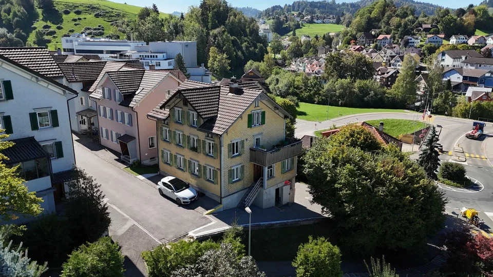 Mehrfamilienhaus mit 3 Wohnungen, Potenzial und attraktiver Wohnlage – foto 2 di 21