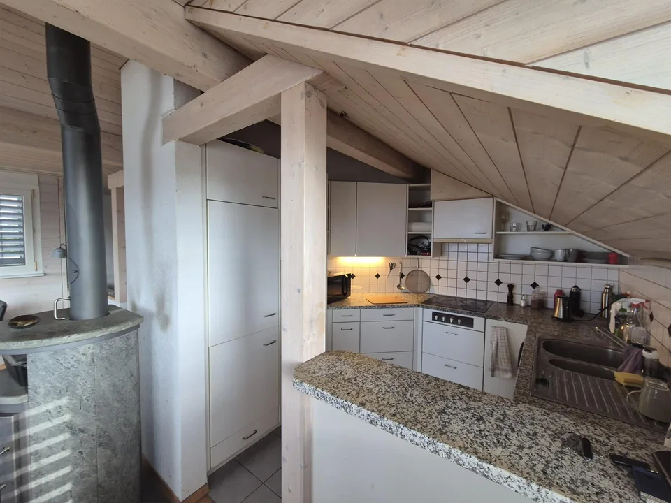 Heimelige Dachwohnung mit Speicherofen, Seesicht und Terrasse – Foto 2 von 5