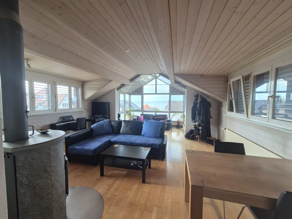 Heimelige Dachwohnung mit Speicherofen, Seesicht und Terrasse – Foto 3 von 5