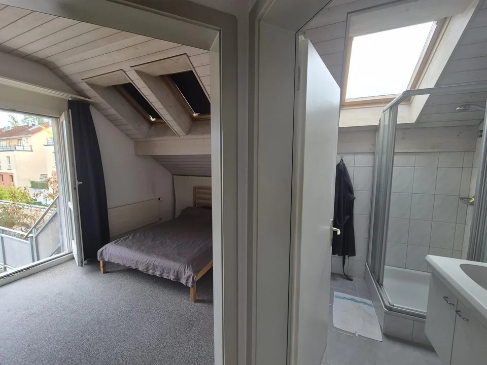 Heimelige Dachwohnung mit Speicherofen, Seesicht und Terrasse – Foto 5 von 5