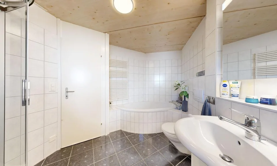 Eckreihenhaus mit Garten, Cheminée und grosszügigem Raumangebot – Foto 9 von 11
