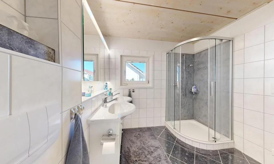 Eckreihenhaus mit Garten, Cheminée und grosszügigem Raumangebot – Foto 8 von 11