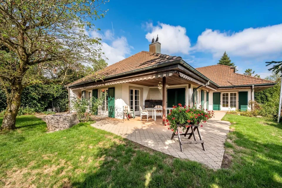 Villa lussuosa con vista mozzafiato e grande potenziale – foto 3 di 13