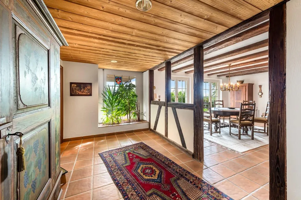 Villa lussuosa con vista mozzafiato e grande potenziale – foto 5 di 13
