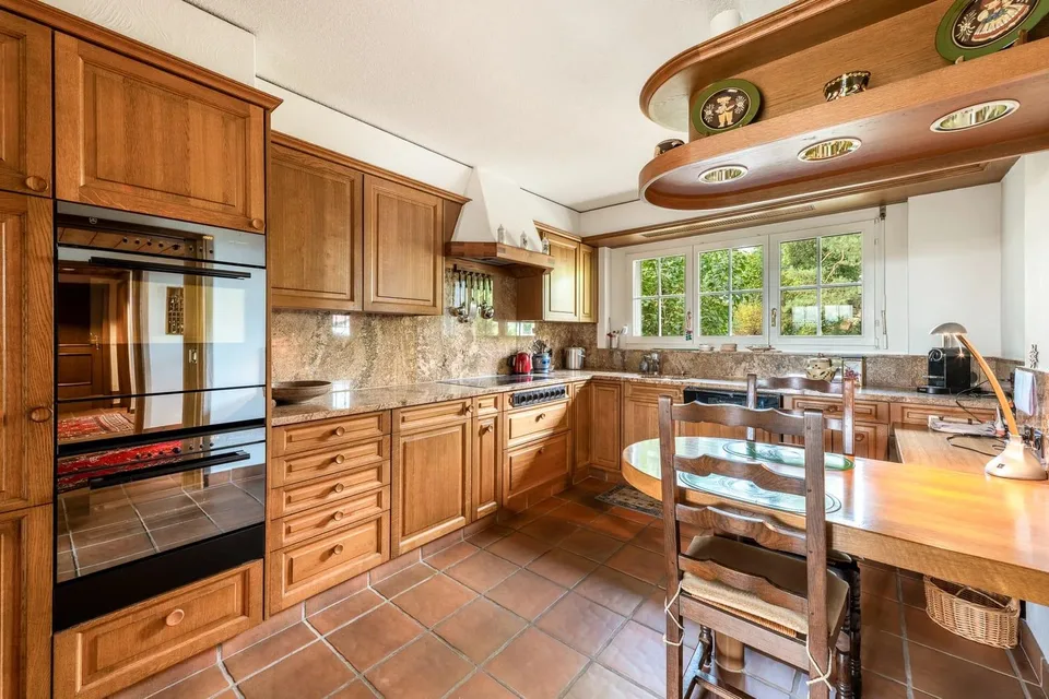 Villa lussuosa con vista mozzafiato e grande potenziale – foto 7 di 13