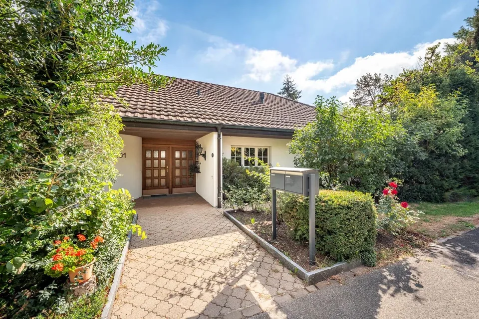 Villa lussuosa con vista mozzafiato e grande potenziale – foto 2 di 13