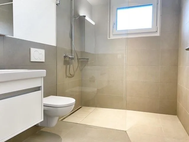 Attraktive 3.5-Zimmer-Wohnung mit grosszügigem Wohnbereich und Sitz – photo 5 sur 5