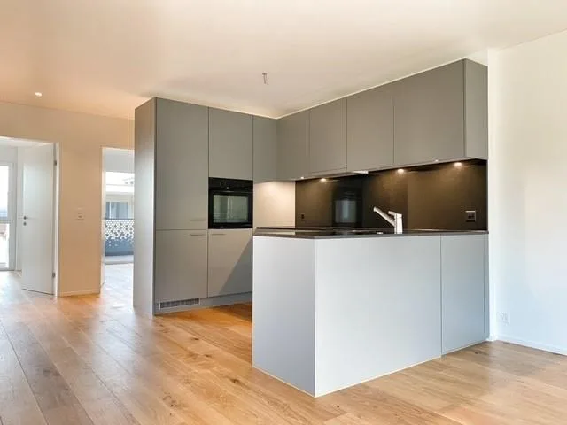 Attraktive 3.5-Zimmer-Wohnung mit grosszügigem Wohnbereich und Sitz – photo 2 sur 5