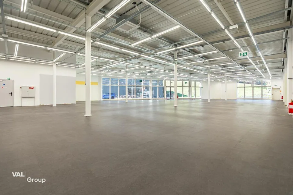 Moderne Gewerbehalle im Fachmarkt «Dreispitz» – Foto 5 von 12