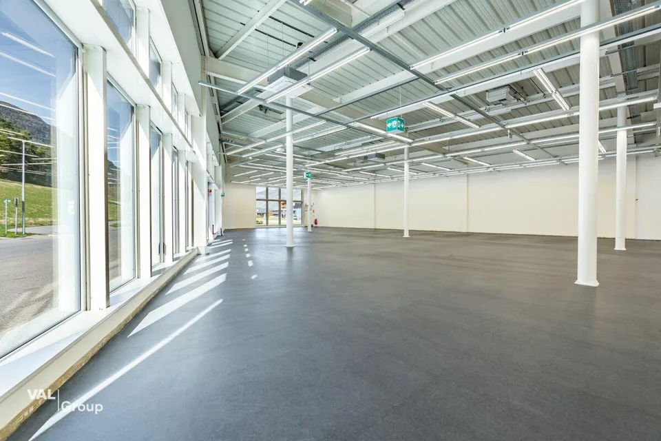 Moderne Gewerbehalle im Fachmarkt «Dreispitz» – Foto 2 von 12
