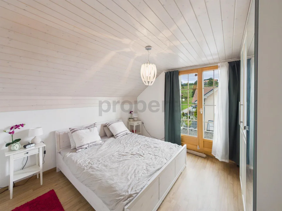 Atemberaubende Aussicht, Großer Garten mit Pizzaofen, Fußbodenheizung, Keller & Idyllischer Familienrahmen! – Foto 20 von 26