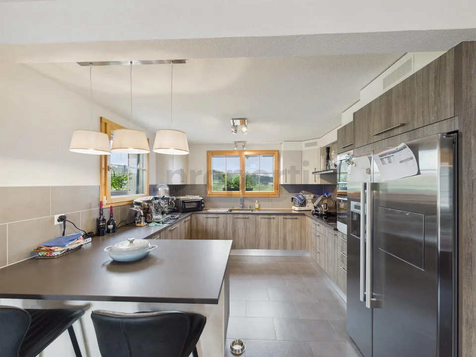 Atemberaubende Aussicht, Großer Garten mit Pizzaofen, Fußbodenheizung, Keller & Idyllischer Familienrahmen! – Foto 18 von 26