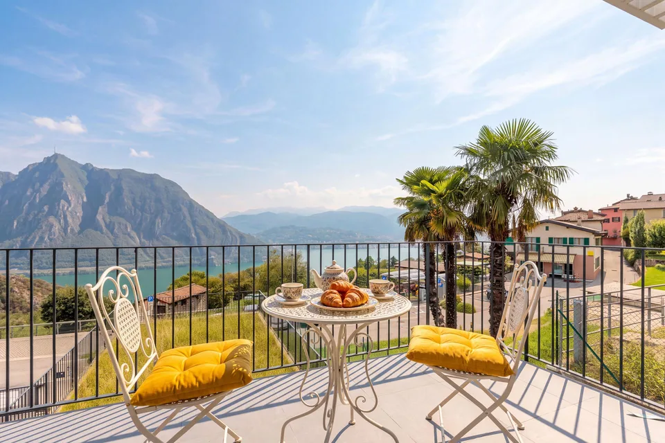 ESCLUSIVA E SPLENDIDA VILLA VISTA LAGO 6.5 LOCALI A PUGERNA – Foto 7 von 12