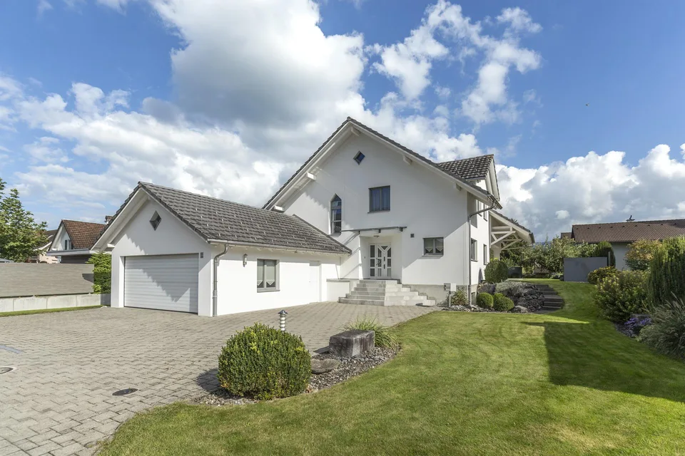 Grosszügiges Einfamilienhaus mit schönem Garten an sonniger Lage – photo 2 of 14